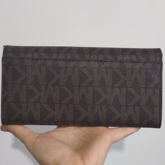 Michael Kors Jet Set Logo Wallet - Picture 5 of 12